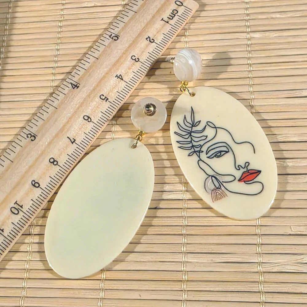 Retro 80s Style Picasso Style Woman Face Vintage Lucite Pendant Dangle earrings